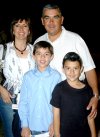 03062007
Sergio y Laura Rivera, acompañados de sus hijos Andrés y Diego.