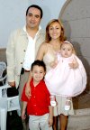 04062007
César Oviedo y Laura de Oviedo bautizaron a su hija Carol y festejaron el cumpleaños de su hijo Ricardo
