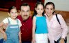 04062007
En su primer año de vida Sayra Nicol Rodríguez Cuéllar fue festejada por sus papás, Raúl Rodríguez y Sara Cuéllar y su hermano.
