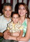 06062007
Enrique Fuentes y Adriana Castañeda de Fuentes con su hijo Diego Enrique Fuentes Castañeda.
