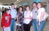08062007
Salvador Ruedas llegó del DF, lo recibieron Leticia Alba, Gaby Favila y Salvador Ruedas.