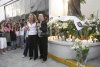 Con una misa, aplausos y flores, amigos, familiares, alumnos y padres de familia despidieron a la directora Karla Jiménez.
