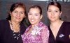 10062007
Esperanza Ibarra Frías acompañada de Alejandra Frías de Ibarra y Laura Alejandra Ibarra, anfitrionas de su fiesta pre nupcial.
