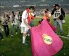 Los aficionados del Santiago Bernabéu vivieron una última jornada llena de emociones, con 90 minutos en los cuales se pasó del sufrimiento a la celebración con sus jugadores.