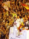 La plantilla del Real Madrid, que se dirigió a la emblemática plaza de Cibeles, en el corazón de la ciudad, en un autobús descubierto para festejar el título con sus seguidores.