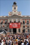 Cientos de aficionados rodearon la fuente de Cibeles que llevaba cuatro temporadas sin recibir la visita de los hinchas madridistas.