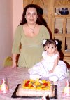 10062007
Belem Esmeralda Valenzuela Herrera junto a su mami, Esmeralda Rocío Valenzuela Herrera, quien la festejó con motivo de su primer cumpleaños.
