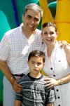 12062007
Rico Muñoz von Bertrab junto a sus papás, Ricardo y Karla Muñoz.