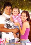 15062007
Ana Lucía junto a sus padres, Humberto Hernández y Gaby Tinajero.