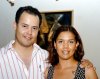 10062007
Isabel Rodríguez Salaises y Luis Gerardo Molina Reyes, en su despedida de solteros.