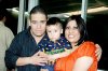 15062007
Raúl y Olga Ramírez con su hijo Ángel, en pasado festejo infantil.