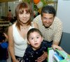 15062007
Raúl y Olga Ramírez con su hijo Ángel, en pasado festejo infantil.