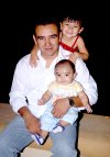 17062007
Daniel Rauda Aranda con sus pequeños hijos Hanah Sofía y Daniel Rauda Torres, en una fotografía con motivo del Día del Padre.
