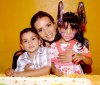 17062007
Diego e Isabella Guillén Torres junto a su mamá, Brenda Torres, el día que festejaron su quinto y cuarto cumpleaños