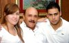 17062007
La comunicación entre padre e hijos es esencial, tal como lo llevan a cabo el señor Hugo Anaya, Patricia y Hugo Jr.