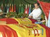 El ministro de Defensa, José Antonio Alonso, impone medallas a título póstumo durante el funeral celebrado en honor a los 'cascos azules'