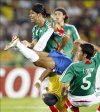 El director técnico de México Hugo Sánchez juega con un balón al inicio del partido Brasil-México,correspondiente e la primera fase de la Copa América 2007.