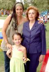 25062007
Ofelia Aguirre con su hija, Martha de Llama y su nieta, Martha Elena Llama Castro.