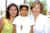 26062007
Fernanda Reyes Valenzuela, efectuó su Primera Comunión acontecimiento en el que estuvo acompañada de su mamá Cuquis Valenzuela de Reyes y su madrina Marisela Gutiérrez de García.