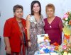 23062007
Luz María Ruiz Esparza acompañada de Victoria Esparza de Ruiz y Lucina Esparza, quienes le organizaron una fiesta de regalos para la bebé que  espera.