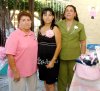 23062007
Luz María Ruiz Esparza acompañada de Victoria Esparza de Ruiz y Lucina Esparza, quienes le organizaron una fiesta de regalos para la bebé que  espera.