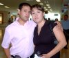 26062007
Paty Zermeño arribó procedente de la Ciudad de México y lo recibieron Aída, Alfonso y Laura.