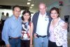 26062007
Paty Zermeño arribó procedente de la Ciudad de México y lo recibieron Aída, Alfonso y Laura.