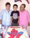 29062007
Brandon Gutiérrez Arellano junto a sus abuelas, Rosa María Moreno y Juanita Ríos, en su fiesta de cumpleaños.