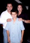 30062007
Rudy y Lisa Kawas con su hijo Rudy.
