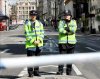 Los agentes de seguridad llegaron al distrito de The Haymarket, al sur de Piccadilly Circus, después que el personal de una ambulancia vio que salía humo de un automóvil estacionado frente al edificio.