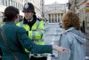 La Policía británica desactivó dos coches bomba en Londres, uno de ellos en un popular distrito de teatros y clubes nocturnos y el otro en la zona de Hyde Park, en el centro de la capital.