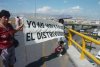 Los participantes en la manifestación, principalmente mujeres y niños, bloquearon en dos ocasiones y por lapsos de diez minutos el carril del Periférico con dirección al bulevar Torreón-Matamoros, lo que ocasionó un caos vial