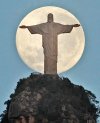 El Cristo Redentor de la ciudad de Río de Janeiro es, a sus 75 años, la más joven de las 'Nuevas Siete Maravillas del Mundo' elegidas. El Cristo, que corona la cima del cerro Corcovado, es uno de los grandes atractivos turísticos de Brasil.