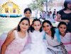 Doble Comunión
Mélida y Allán Perches en compañía de sus papas Allán Perches Wong y Mélida de Perches, su madrina Rosetta Urrutia de Teja, además de Rosario Silva de Urrutia y Ana Lucía de Fernández.