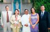 Elegante bautizo
Luciana Fahur Rodríguez junto a sus padres Jorge Fahur y Mary Carmen Rodríguez de Fahur y sus padrinos Ana Sofía Rodríguez y Nesim Issa.