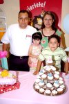 01072007
María Fernanda Esquivel González junto a sus padres, Felipe Esquivel Zapata y Dulce María González de Esquivel y su hermanito, el día de su tercer cumpleaños.
