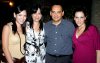 02072007
Lupita Puente de Lugo y Gerardo Lugo Barocio con sus hijas Claudia y Mariana, anfitriones de la fiesta.
