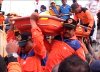 Al menos doce personas murieron y 115 siguen desaparecidas a causa del naufragio de un transbordador en el archipiélago filipino, donde los fuertes vientos y el intenso oleaje han obligado a suspender las tareas de salvamento.
