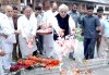 El ex ministro principal de Jammu y Cachemira decora unas tumbas en el Cementerio de los Mártires.