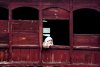 Un mujer observa las celebraciones del Día de los Mártires desde su casa en Srinagar