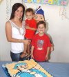 06072007
José Luis y Juan Carlos Benítez Sánchez junto a su mamá, Lucy Sánchez, el día que festejaron su quinto y segundo cumpleaños.