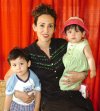 06072007
Tamara Reyes Canales junto a su mamá, Judith Canales de Reyes y su hermanito Iñaki, el día que festejó su primer cumpleaños.
