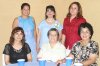 06072007
Mariana Villalobos de Gidi, acompañada de algunas de las invitadas a su fiesta de regalos.