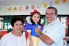 08072007
Ana Fernanda con sus abuelitos, Julieta M. de Alemán y Jaime Alemán.