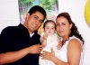 08072007
Valeria Guillén Castillo junto a sus padres, Vicente y Vicky Guillén, el día que festejó su primer cumpleaños.