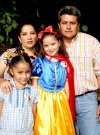 10072007
Karla fue festejada por sus papás Carlos y Marcela Ruiz y su hermanita Marcela.