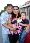 08072007
Norma de Torres junto a su esposo Rafael Torres Ramírez y su hijo Sebastián Torres Carrillo, en la fiesta de canastilla que le ofrecieron para el bebé que espera.