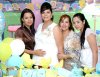 09072007
Diana Elizabeth Sandoval de Silva acompañada de sus familiares, en su fiesta de canastilla.