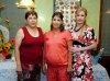 11072007
Yadira Cháirez de Juárez junto a María de Jesús García de Cháirez y Claudia Gutiérrez de Cháirez, quienes le organizaron una fiesta de regalos  para el bebé que espera.