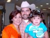 08072007
Anet Ayup viajó a Mazatlán, la despidieron Gerardo y Astrid Ayup.